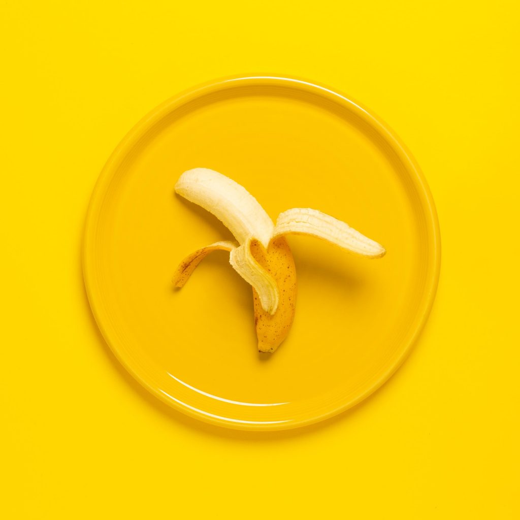 banaan-met-gele-achtergrond